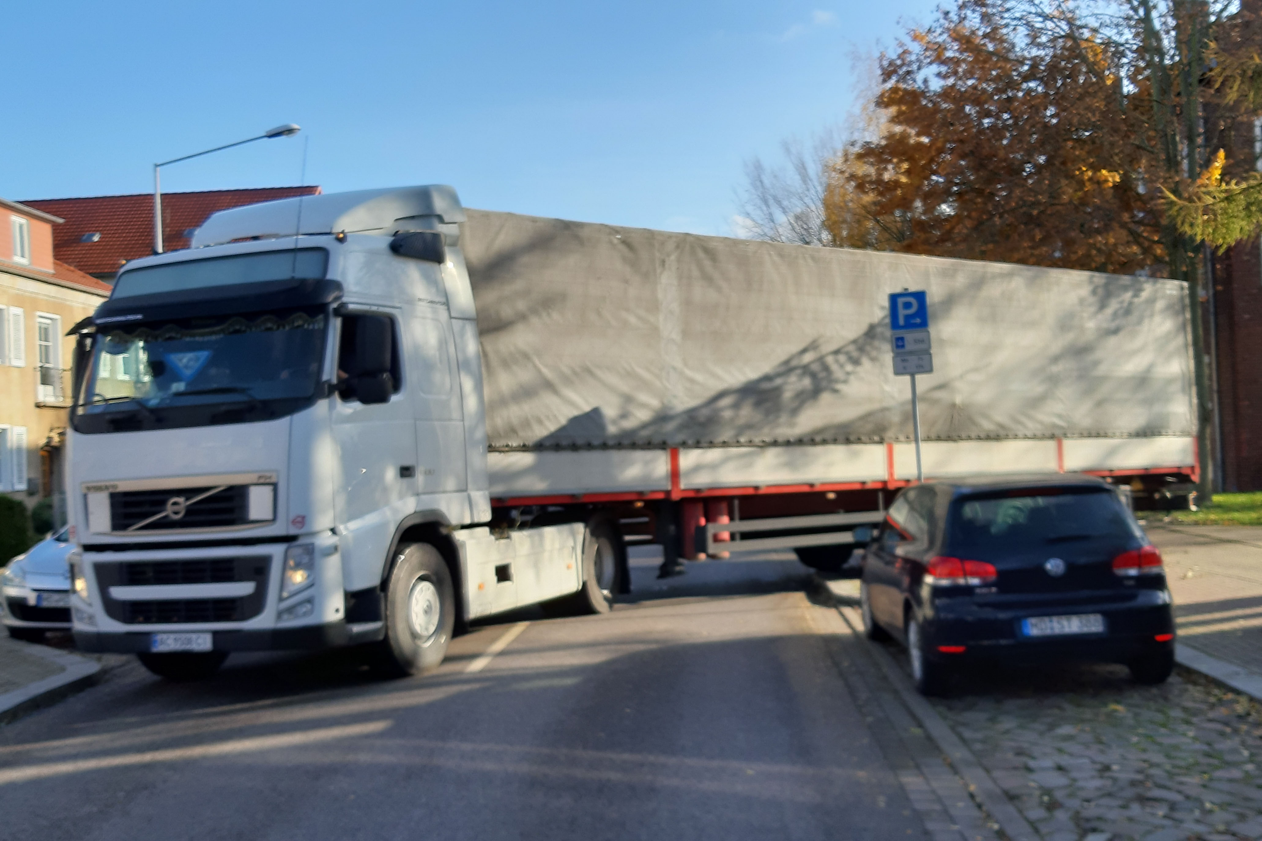 Ein LKW mit Hilfsgütern verlässt das Lager in Magdeburg.