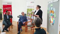 Grabriele Tanious erklärt Sepp Müller und Stefan Gäbler die Arbeit des ambulanten Hospiz- und Trauerbegleitungsdienstes