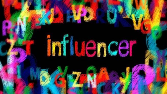 Ein Bild aus verschiedenen Buchstaben, einige davon bilden das Wort "Influencer".